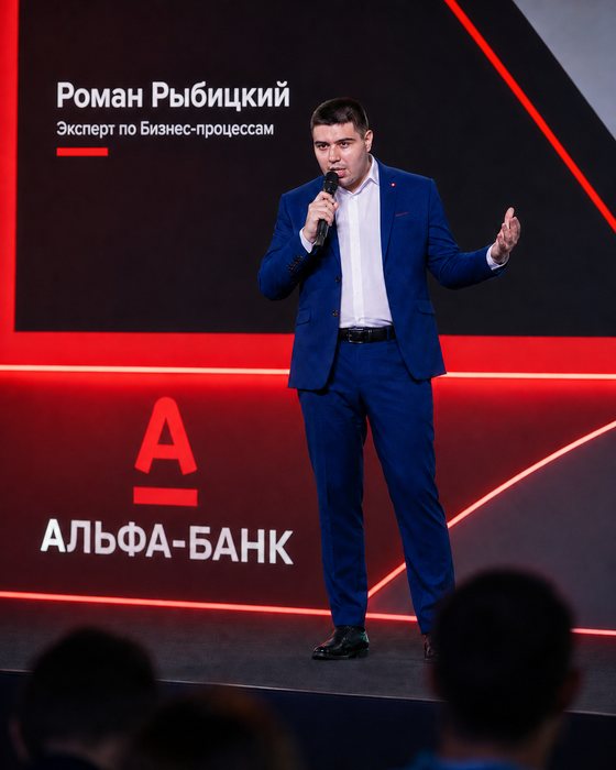 Роман Рыбицкий выступает на сцене